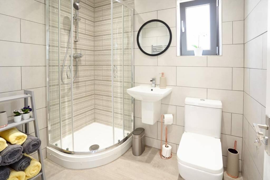 Home From Home - 4 Double Bed House With Parking Slough Exterior foto