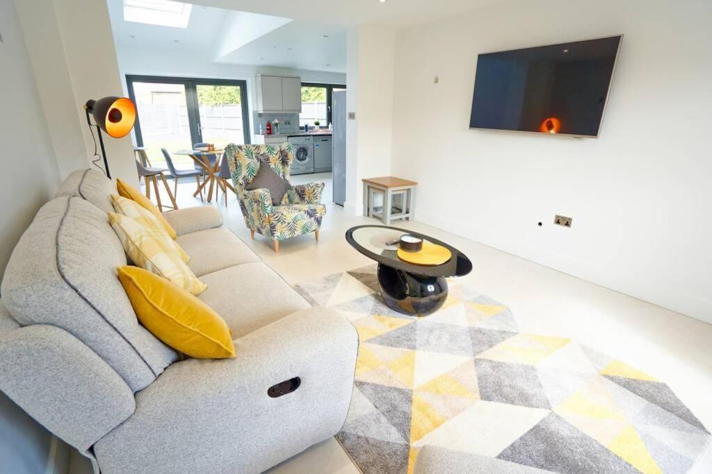 Home From Home - 4 Double Bed House With Parking Slough Exterior foto